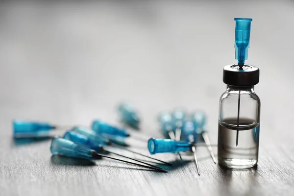 Ampoule and needles from a medical syringe — Stock Photo, Image