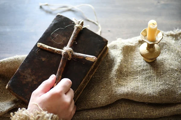 Religião Tom livro cruz serapilheira — Fotografia de Stock