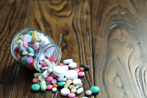 Sokszínű tabletták különböző formájú és méretű — Stock Fotó