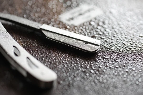 Ahşap arka planda tıraş aksesuarları