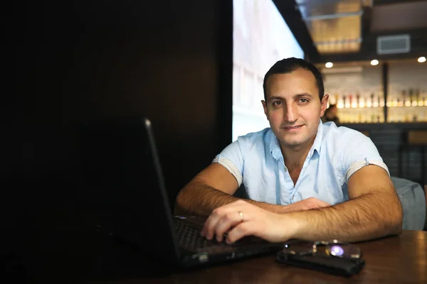 Красивый армянин работает за ноутбуком — стоковое фото