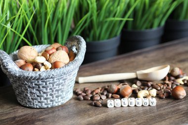 ahşap bir masa üzerinde lezzetli fındık