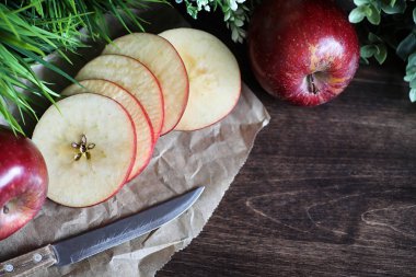 Ahşap bir masa üzerinde kırmızı taze elma