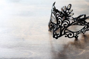 Ahşap arka plan üzerinde siyah maske