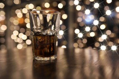 masada buz ile soğuk alkol içki bardak