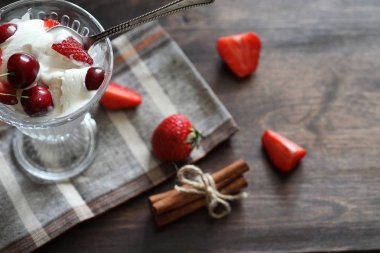 Taze çilek ve vişne ile yoğurt