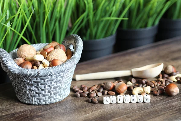 ahşap bir masa üzerinde lezzetli fındık