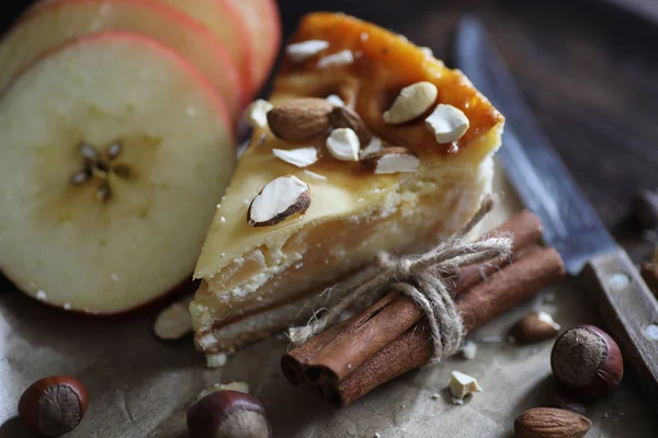 Tarçın ve meyve lezzetli pasta