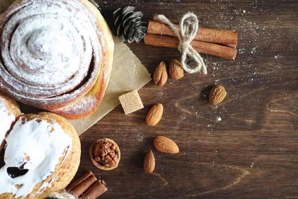 Délicieuse pâtisserie à la cannelle et aux fruits — Photo