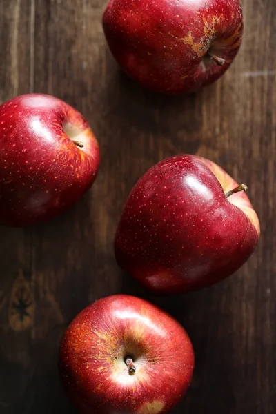 Ahşap bir masa üzerinde kırmızı taze elma