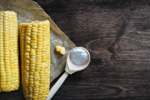 Bir ahşap üzerine tuz ile haşlanmış mısır mısır koçanı — Stok fotoğraf