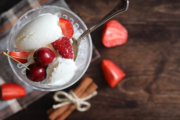 Taze çilek ve vişne ile yoğurt