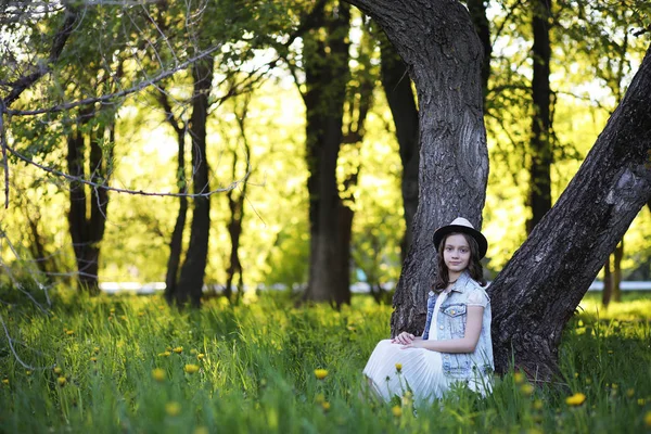 Menina no parque na primavera — Fotografia de Stock