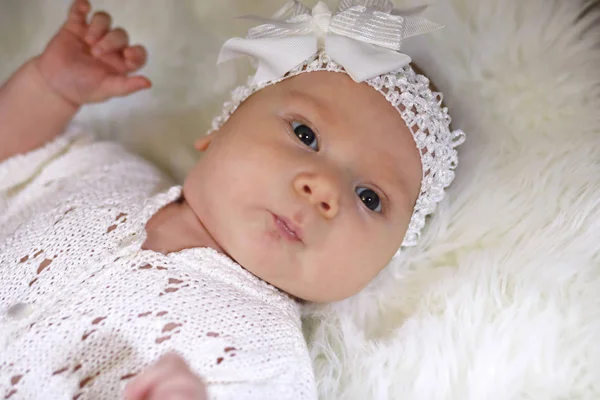 Portret van een mooi meisje in een witte jurk — Stockfoto