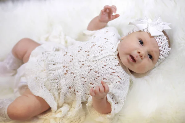 Portret van een mooi meisje in een witte jurk — Stockfoto