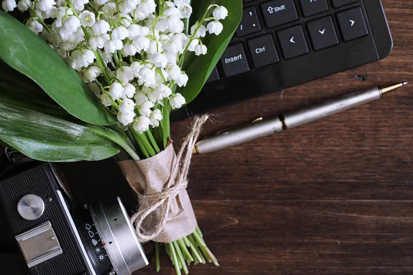 Bir tabloda vadideki zambak buketi