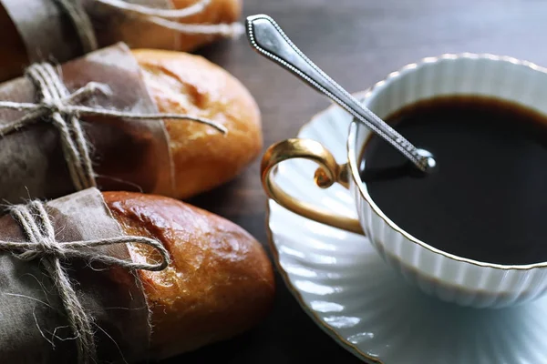 Baguete francesa recém-assada em uma mesa de madeira — Fotografia de Stock