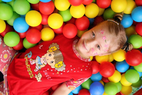 РОССИЯ - 19 ЯНВАРЯ 2017: Дети играют в различные игры на
