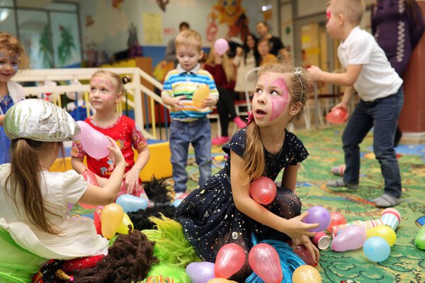 РОССИЯ - 19 ЯНВАРЯ 2017: Дети играют в различные игры на
