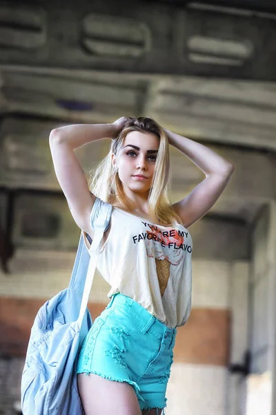 Güzel kız hafif giysiler ve şort