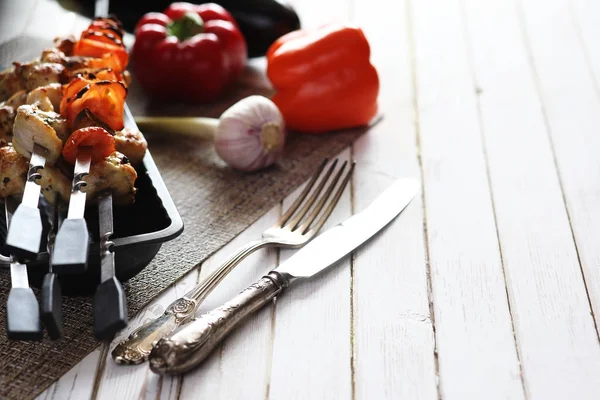 Pişmiş sebze ile metal şiş üzerinde kebap