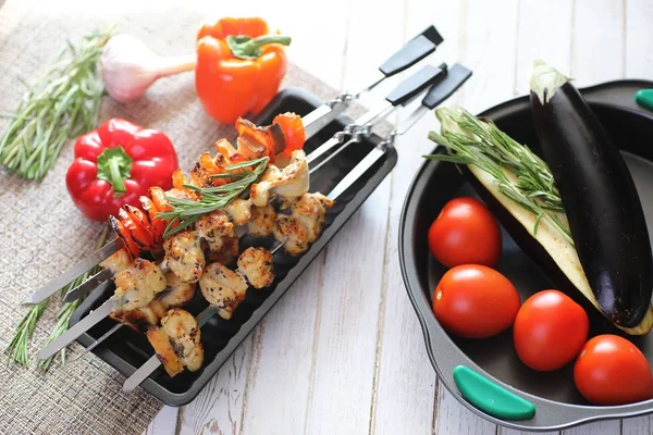 Pişmiş sebze ile metal şiş üzerinde kebap