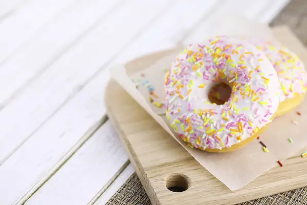 Donut em um fundo branco de madeira — Fotografia de Stock