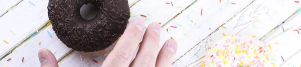 Pavimento horizontal de rosquinhas de chocolate em uma mesa — Fotografia de Stock