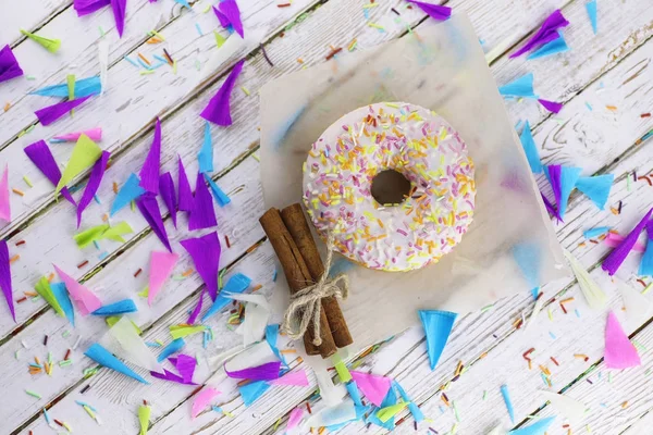 Donut em um fundo branco de madeira — Fotografia de Stock