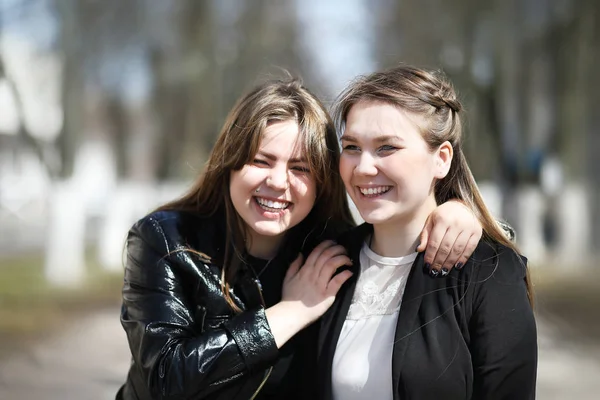 Ragazza nel parco cittadino per una passeggiata — Foto Stock