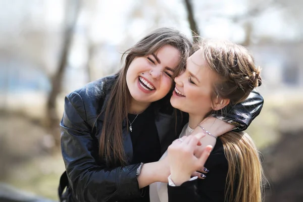 Ragazza nel parco cittadino per una passeggiata — Foto Stock