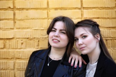 Bir tuğla duvar yakınındaki sevimli kız