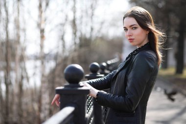 Bahar şehrin içinden bir yürüyüşte kız