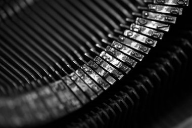 Eski bir daktilo farklı küçük metal unsurları