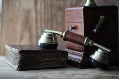 Eski telefon ve retro kitap bir ahşap üzerine