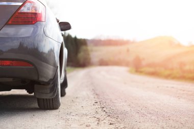 Araba ülke road günbatımı arka plan üzerinde