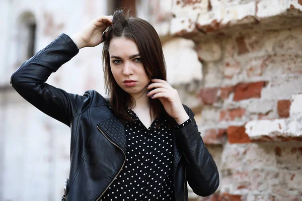 Bahar şehrin içinden bir yürüyüşte kız