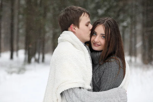 Pareja de amantes en una fecha tarde de invierno en una ventisca de nieve — Foto de Stock