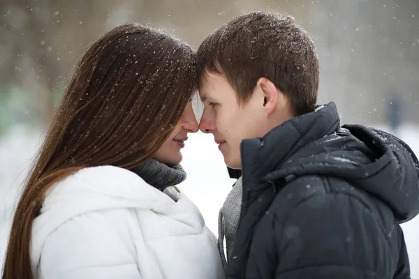 Par de amantes em uma tarde de inverno de data em uma nevasca de neve — Fotografia de Stock