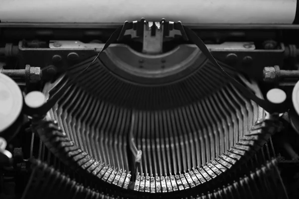 Diferentes pequenos elementos metálicos de uma velha máquina de escrever — Fotografia de Stock