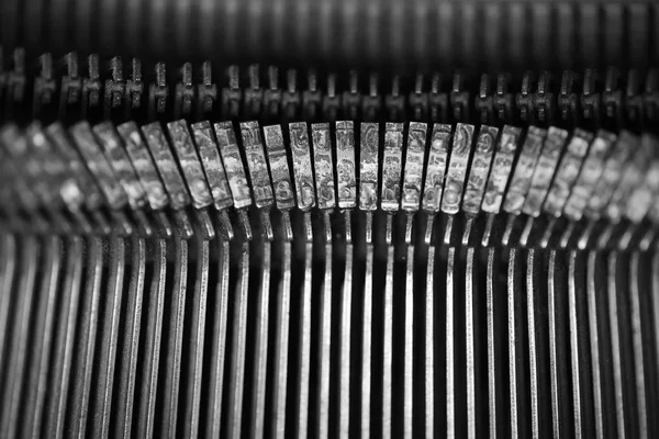 Eski bir daktilo farklı küçük metal unsurları