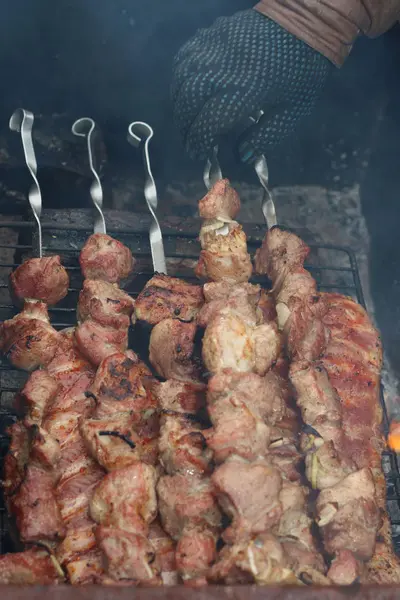 Espetos de carne nas brasas de churrasco — Fotografia de Stock