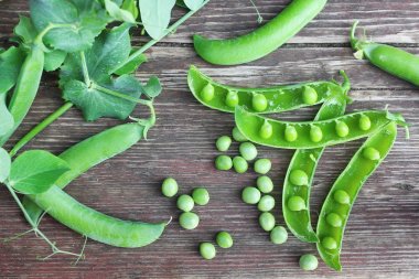 bezelye ahşap arka plan üzerinde