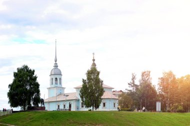Katedral günbatımı ağaç üzerinde