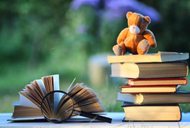 educaion geri okul kitap yığın sayfa açık