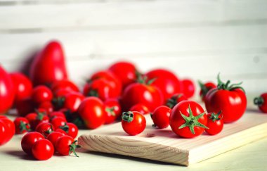 ahşap masa üzerinde taze domates