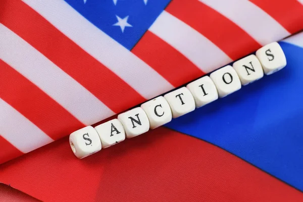 Санкции против российского и американского флагов — стоковое фото