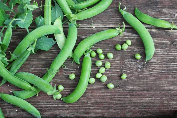bezelye ahşap arka plan üzerinde