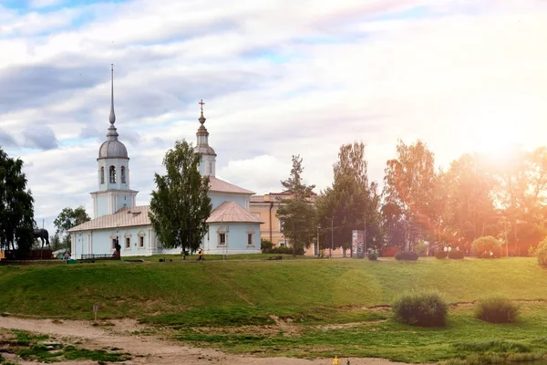 Katedral günbatımı ağaç üzerinde