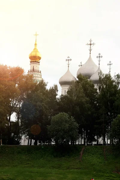 Katedral günbatımı ağaç bahar